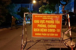 Lực lượng chức năng TP.HCM phong tỏa khu vực liên quan đến ca nhiễm Covid-19 để phòng dịch. (Ảnh: HCDC).