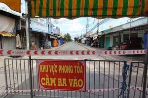 Lực lượng chức năng Long An phong tỏa khu vực có ca mắc Covid-19 tại huyện Cần Đước. (Ảnh: TT).