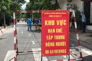 Lực lượng chức năng TP Hồ Chí Minh phong tỏa khu vực có ca nghi nhiễm Covid-19 để phòng dịch. (Ảnh: HCDC).