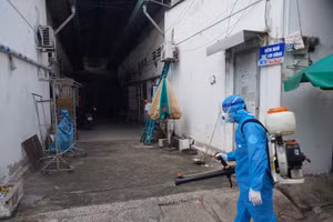 Lực lượng y tế phun thuốc khử khuẩn khu vực có các ca nghi nghiễm Covid-19 để phòng dịch. (Ảnh: HCDC).