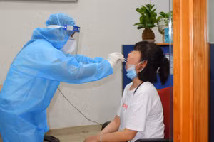 Lực lượng y tế truy vết lấy mẫu xét nghiệm các điểm có bệnh nhân nghi nhiễm Covid-19 phát hiện nhiều ca nghi nhiễm mới. (Ảnh: HCDC).