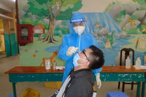 Lực lượng y tế lấy mẫu xét nghiệm tầm soát dịch trên diện rộng để phòng dịch Covid-19. (Ảnh: HCDC).