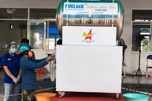 Người dân ở khu vực giãn cách xã hội Quận 12 được hỗ trợ gạo từ "ATM gạo" (Ảnh: BTC))
