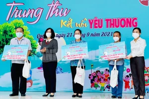 Phó Chủ tịch Ủy ban MTTQ Việt Nam TP Hồ Chí Minh Phan Kiều Thanh Hương; Chủ tịch UBND Quận 10 Nguyễn Thị Thu Hường trao quà Trung thu cho đại diện UBND Phường 1, 2, 4, 5, 6 Quận 10 để trao tận tay cho các em thiếu nhi. (Ảnh: UBND Quận 10)