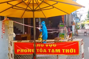 Lực lượng chức năng quận Tân Bình phong tỏa tạp thời khu vực liên quan đến các ca nghi nhiễm Covid-19 để phòng dịch. (Ảnh: HCDC).