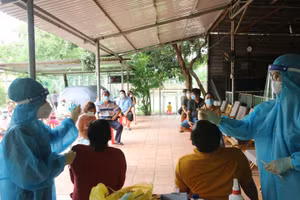 Lực lượng y tế lấy mẫu xét nhiệm cho người dân để tầm soát dịch Covid-19. (Ảnh: HCDC).