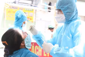 Lực lượng y tế lấy mẫu xét nghiệm cho người dân TP Thủ Đức để kiểm soát dịch Covid-19 (Ảnh: Trung tâm Y tế TP Thủ Đức).