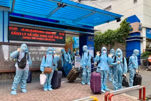 SV khu ký túc xá Bách khoa được ra xe để về quê tránh dịch Covid-19. Ảnh: KTX Bách khoa