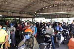 Bến phà Cát Lái -TP. Thủ Đức vừa bị xử phạt vì để hành khách tập trung quá đông người tại nhà chờ (Ảnh: PNO)