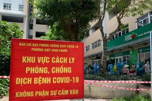 Lực lượng chức năng TP Thủ Đức đã phong tỏa khu dân cư nơi có ca nhiễm Covid-19 (Ảnh: CTV)