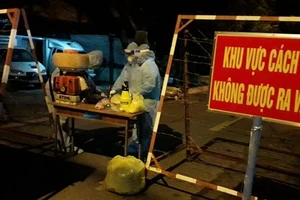 Lực lượng chức năng phong tỏa khu vực liên quan đến ca nhiễm Covid-19 mới để phòng dịch. (Ảnh: HCDC).