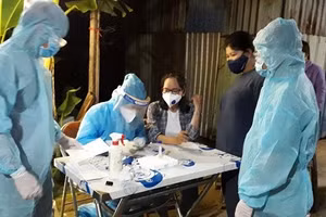 Lực lượng y tế truy vết lấy mẫy xét nghiệm các trường hợp tiếp xúc gần với ca bệnh nghi nhiễm Covid-19 (Ảnh: HCDC).