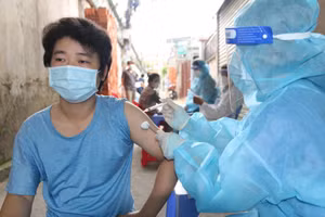 Lực lượng y tể tổ chức tiêm vắc xin phòng Covid-19 cho người dân. (Ảnh: HCDC).