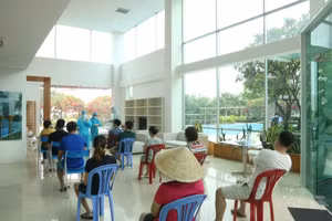 Lực lượng y tế lấy mẫu xét nghiệm tầm soát dịch Covid-19 để phòng dịch (Ảnh: HCDC)