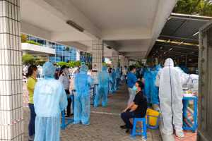 Lực lượng chức năng lấy mẫu xét nghiệm các trường hợp liên quan đến ca nghi nhiễm Covid-19 mới (Ảnh: HCDC)