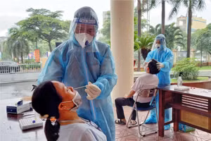 Lực lượng y tế lấy mẫu xét nghiệm các trường hợp liên quan đến ca nhiễm Covid-19 để phòng dịch, (Ảnh: HCDC).