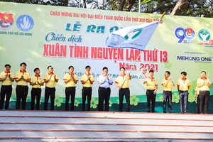 Lễ trao cờ xuất quân chiến dịch "Xuân tình nguyện năm 2021".