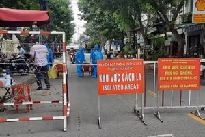 Lực lượng chức năng phong tỏa khu vực có ca nhiễm Covid-19 mới để truy vết lấy xét nghiệm phòng dịch. (Ảnh: HCDC).