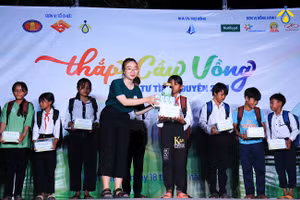 Vũ Ngọc Thảo Phương - chủ nhiệm CLB trao tặng học bổng Tiếp sức đến trường cho các em trong đêm gala (Ảnh: CLB)