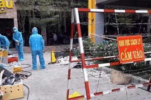 Lực lượng chức năng quận 12 phong tỏa khu vực liên quan đến các ca nghi nhiễm Covid-19 để truy vết phòng chống dịch. (Ảnh: HCDC).