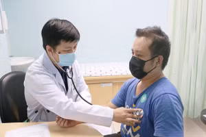 BSCKI. Lương Cao Sơn khám cho người bệnh (Ảnh: BVCC).