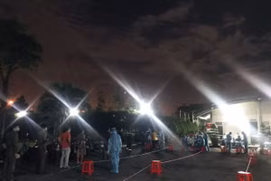 Lực lượng y tế lấy mẫu xét nghiệm các trường hợp liên quan đến ca nhiễm Covid-19 để phòng dịch. (Ảnh: HCDC).