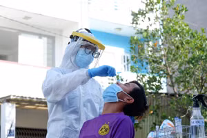 Lực lượng y tế triển khai xét nghiệm được thực hiện đúng quy trình theo hướng dẫn của Bộ Y tế (Ảnh: HCDC)