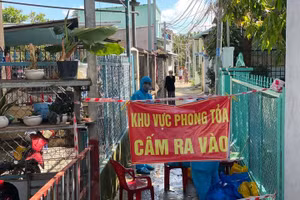 Lực lượng chức năng phong tỏa cách ly tại tổ 17, ấp 4, xã Long Hậu, H. Cần Giuộc để phòng, chống dịch Covid-19 liên quan đến ca nhiễm mới (Ảnh: Long An)