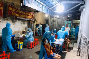 Lực lượng y tế TPHCM truy vết lấy mẫu xét nghiệm các trường hợp liên quan đến ca nhiễm Covid-19 để phòng dịch (Ảnh: HCDC)