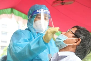 Lực lượng y tế lấy mẫu xét nghiệm cho người dân TP Thủ Đức để tầm soát dịch Covid-19 (Ảnh; HCDC)