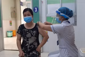 TP.HCM tiến hành tiêm chủng vắc xin phòng Covid-19 đợt 3 cho các tình nguyện viên hỗ trợ phòng chống dịch (Ảnh: HCDC).