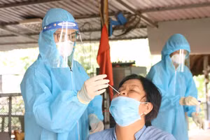 Lực lượng y tế lấy mẫu xét nghiệm cho người dân để kiểm soát dịch Covid-19
(Ảnh:HCDC) 