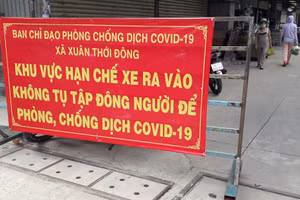 Khu Chợ Tân Mỹ, xã Xuân Thới Đông, huyện Hóc Môn lập chốt chặn hạn chế người ra vào chợ để phòng dịch Covid-19. (Ảnh: HCDC).