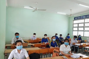  Học sinh lớp 12 Trường THCS&THPT Hưng Điền B, huyện Tân Hưng-Long An đến trường ôn thi, tuân thủ biện pháp 5K để phòng dịch (Ảnh: Sở GD&ĐT Long An)