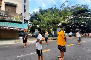 Người dân Khu phố 1, Phường 5, Quân 8 xếp hàng đợi lấy mẫu xét nghiệm tầm soát phòng dịch Covid-19 vì Khu phố có ca nhiễm SASR-CoV-2. (Ảnh: Tuấn Thụy),