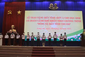 Lãnh đạo tỉnh Long An trao tặng máy tính cho học sinh có hoàn cảnh khó khăn (Ảnh: Ngọc Thạch)