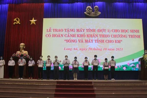 Lãnh đạo tỉnh Long An trao tặng máy tính cho học sinh có hoàn cảnh khó khăn (Ảnh: Ngọc Thạch)