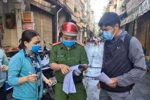 Lực lượng chức năng phong tỏa con hẻm đường Nguyễn Đình Chiểu (P.5, Q.3, TP Hồ Chí Minh) vì có ca nhiễm Covid-19. (Ảnh: HCDC).