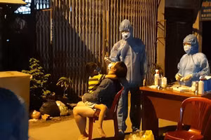 Lực lượng Y tế truy vết lấy mẫu xét nghiệp các trường hợp liên quan đến ca nhiễm Covid-19 mới (Ảnh: HCDC)