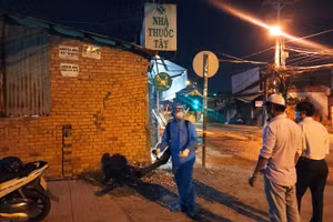 Lực lượng chức năng phun thuốc khử khuẩn khu vực có ca nhiễm mới để phòng dịch Covid-19. 