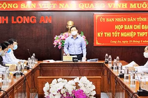 Phó Chủ tịch UBND tỉnh Long An – Phạm Tấn Hòa chủ trì hội nghị trực tuyến về công tác thi tốt nghiệp THPT năm 2021 (Ảnh: N. Thạch)