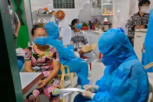 Lực lượng y tế tỉnh Long An lấy mẫu xét nghiệm liên quan đến ca nhiễm Covid-19 đầu tiên tại huyện Cần Giuộc. (Ảnh minh họa).