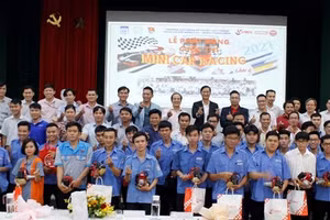 Các đội thi chụp hình cùng ban tổ chức và các nhà tài trợ tại lễ phát động cuộc thi (Ảnh: BTC)