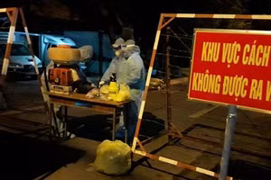 Lực lượng chức năng phong tỏa khu vực liên quan đến ca nhiễm Covid-19 mới để phòng dịch. (Ảnh: HCDC).