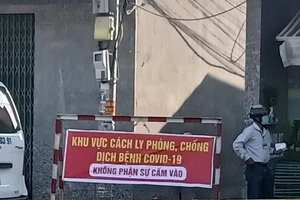 Lực lượng chức năng phong tỏa khu vực liên quan đến ca nhiễm Covid-19 để phòng dịch. (Ảnh: Long An).