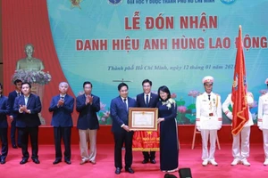 Phó Chủ tịch Nước Đặng Thị Ngọc Thịnh đã trao tặng danh hiệu Anh hùng Lao động thời kỳ đổi mới giai đoạn 2009-2019 cho tập thể lãnh đạo Trường ĐH Y Dược TPHCM. (Ảnh: CTV)