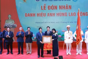 Phó Chủ tịch Nước Đặng Thị Ngọc Thịnh đã trao tặng danh hiệu Anh hùng Lao động thời kỳ đổi mới giai đoạn 2009-2019 cho tập thể lãnh đạo Trường ĐH Y Dược TPHCM. (Ảnh: CTV)