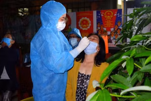 HCDC lẫy mẫy xét nghiệm thần tốc các trường hợp liên quan đến ca nhiễm Covid-19 mới. (Ảnh: HCDC).