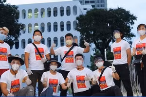 Lực lượng tình nguyện đến Bệnh viện Bệnh nhiệt đới TPHCM để tiếp tế nhu yếu phẩm. (Ảnh: HCDC).