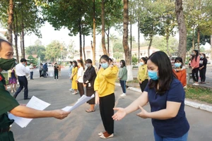 Trao quyết định kết thúc thời gian cách ly tập trung 14 ngày cho sinh viên, giảng viên Trường ĐH Thủ Dầu Một tại khu cách ly tập trung Trường Quân sự tỉnh Bình Dương (Ảnh: Minh Duy)